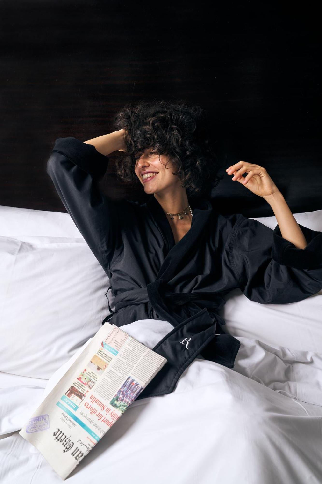 Renaissance Cairo Mirage City Hotel מראה חיצוני תמונה A woman wearing a bathrobe