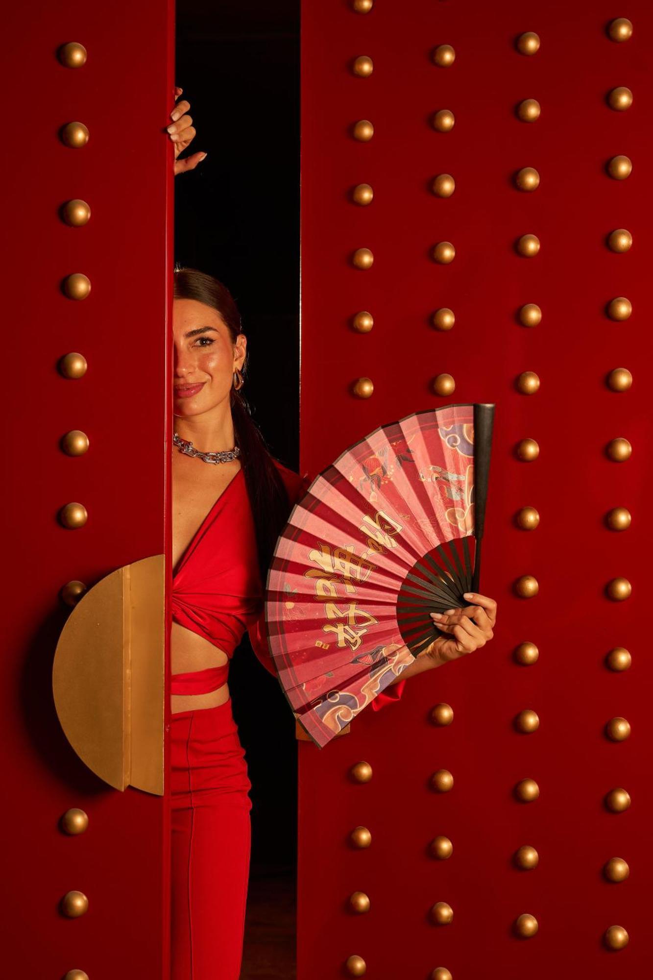 Renaissance Cairo Mirage City Hotel מראה חיצוני תמונה A woman holding a hand fan