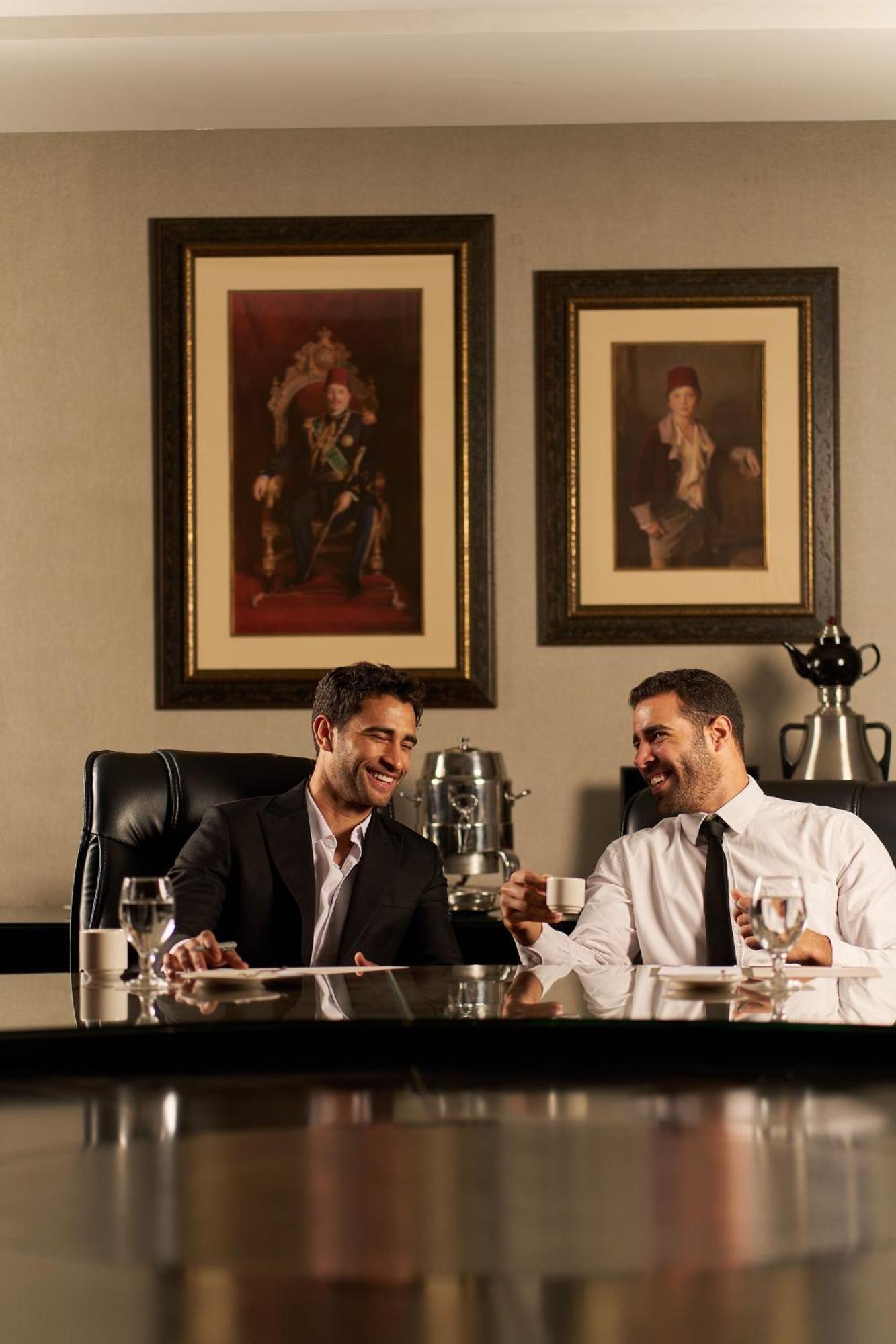 Renaissance Cairo Mirage City Hotel מראה חיצוני תמונה A butler at work