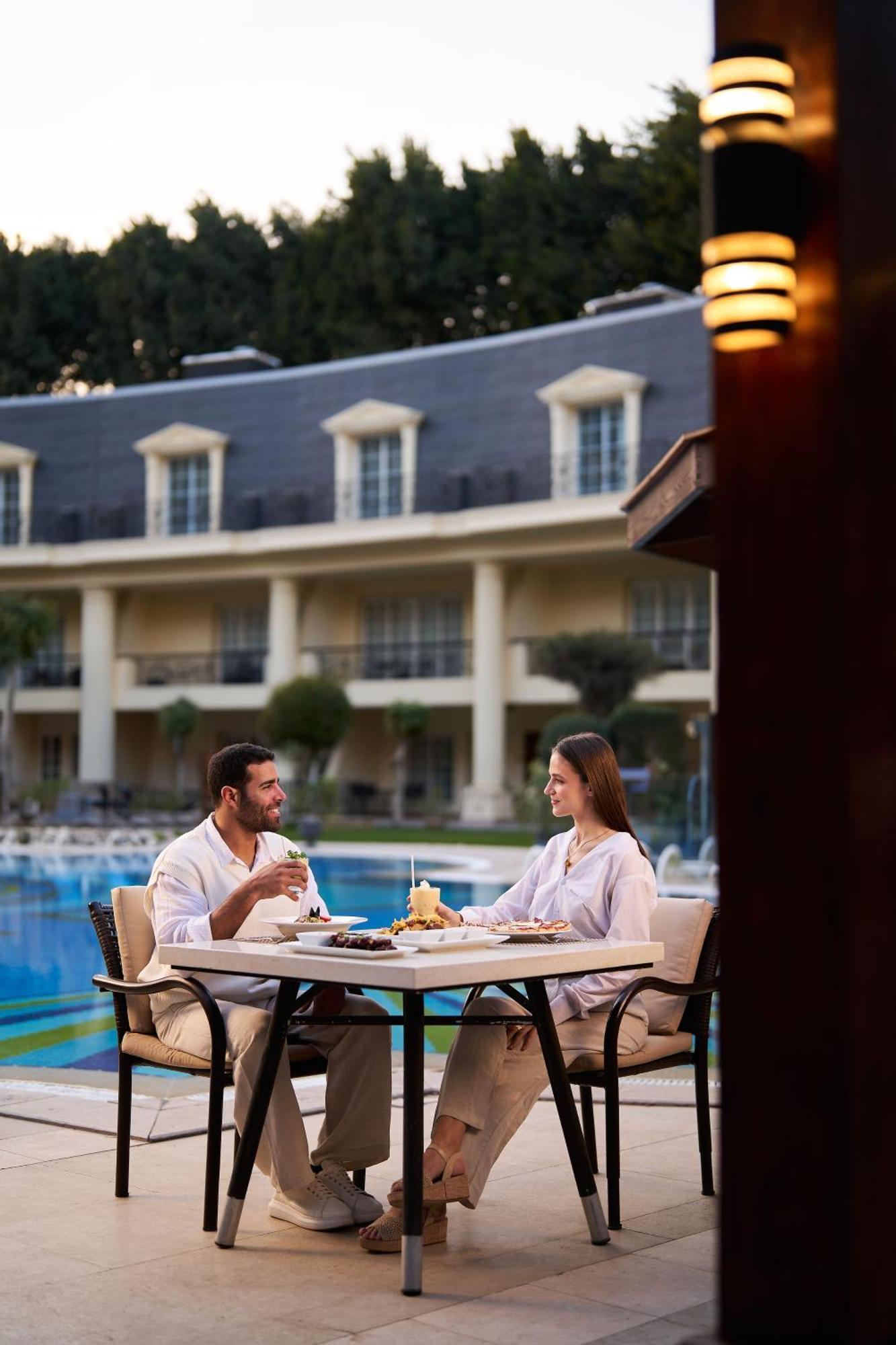 Renaissance Cairo Mirage City Hotel מראה חיצוני תמונה The hotel's restaurant