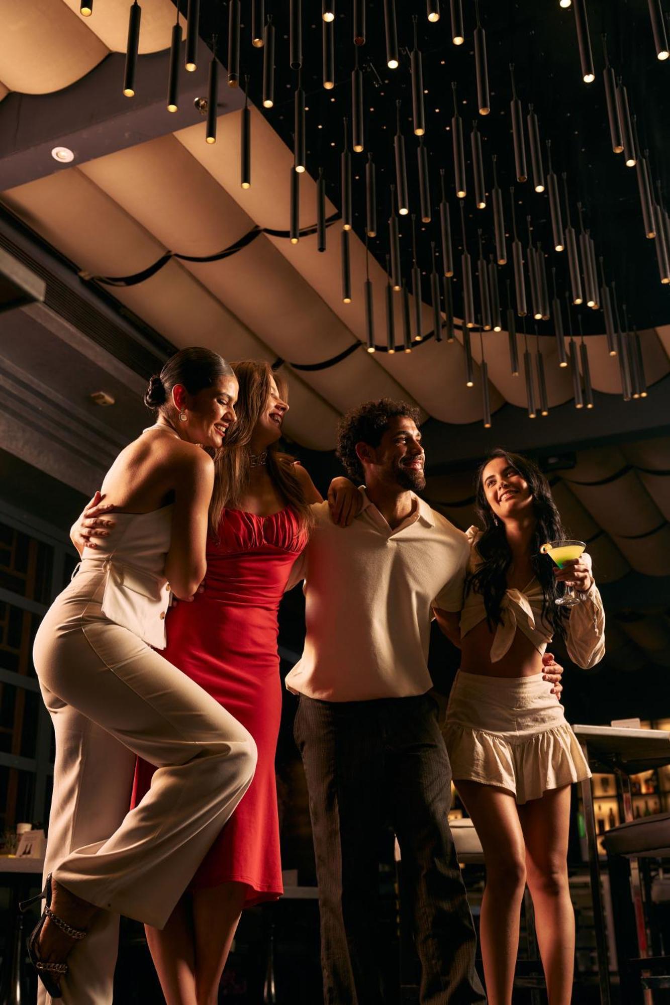Renaissance Cairo Mirage City Hotel מראה חיצוני תמונה A group of people dancing