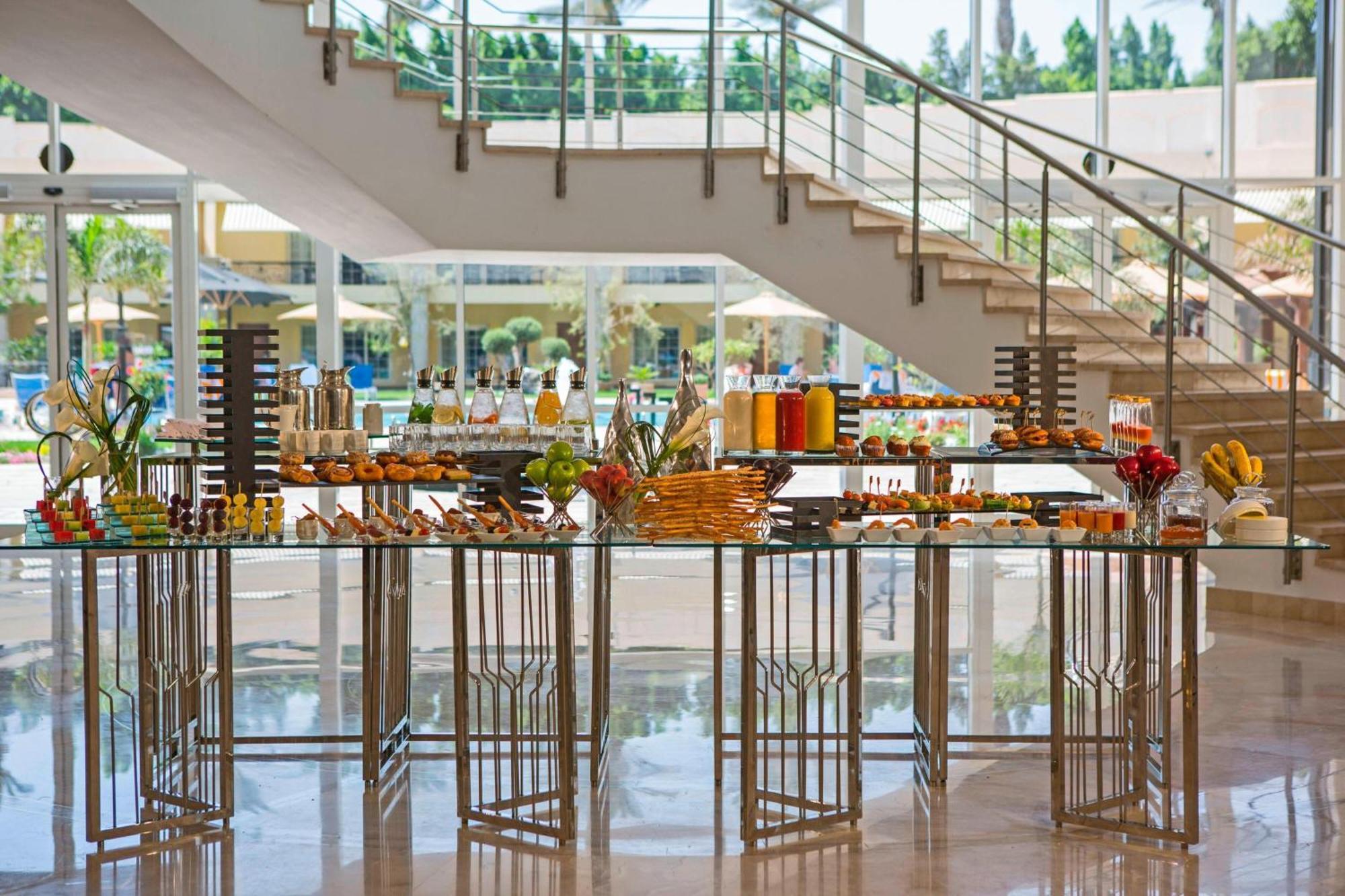 Renaissance Cairo Mirage City Hotel מראה חיצוני תמונה A buffet at a hotel