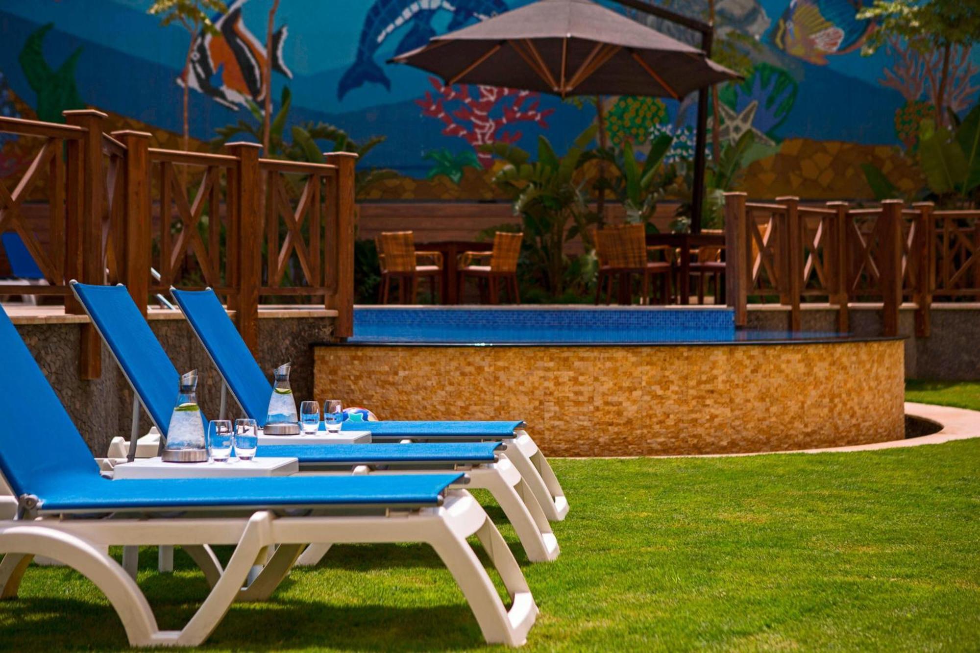 Renaissance Cairo Mirage City Hotel מראה חיצוני תמונה The pool at the hotel